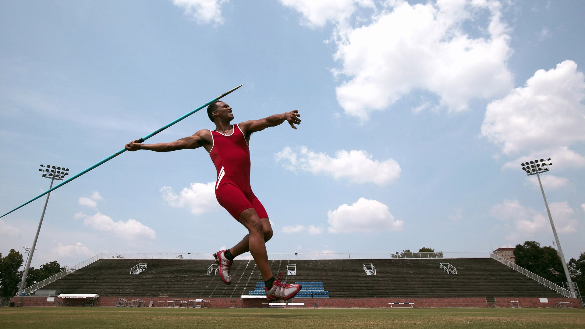 街道引擎与球场烽火，当F1极速遇上尼克斯铁血